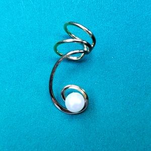 Spare pearl ear cuff